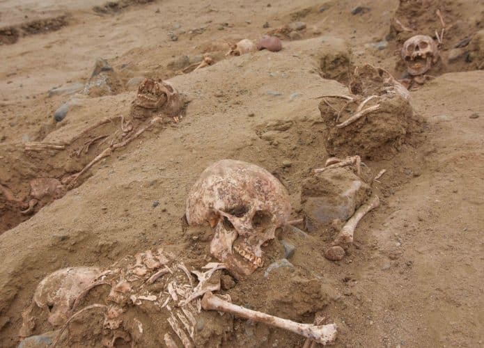 criancas-peruanas-sitio-arqueologico