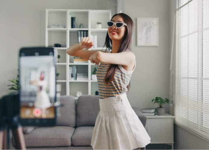 Menina dança em frente ao celular para TikTok