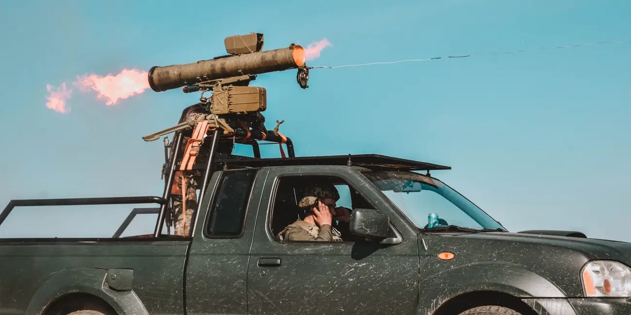 Ucranianos transformam carros de passeio em máquinas de guerra