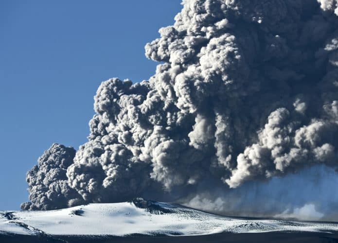 vulcao-islandia-erupcao-neve-1-695x500