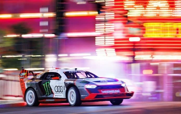 Piloto profissional faz drift com carro de corrida elétrico nas ruas de Las Vegas