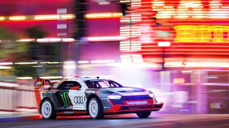 Piloto profissional faz drift com carro de corrida elétrico nas ruas de Las Vegas