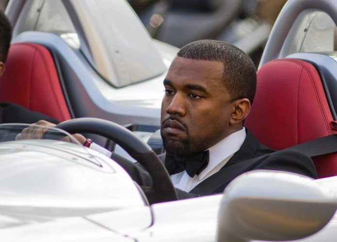 Kayne West sentado em um carro