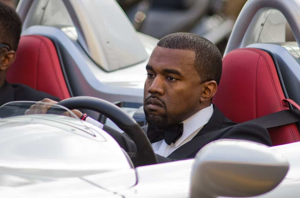 Kayne West sentado em um carro