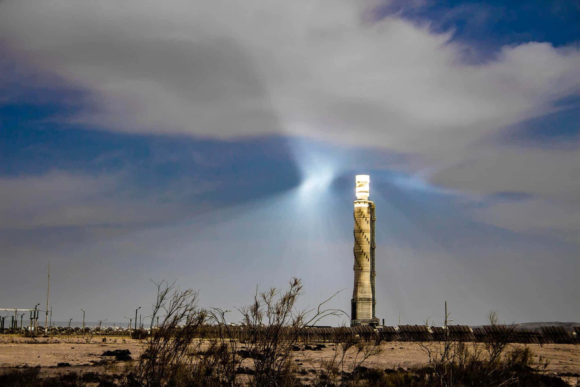 Torre solar gigante chamada de "Olho de Sauron" é alvo de polêmicas