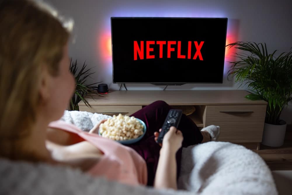 Moça assistindo Netflix