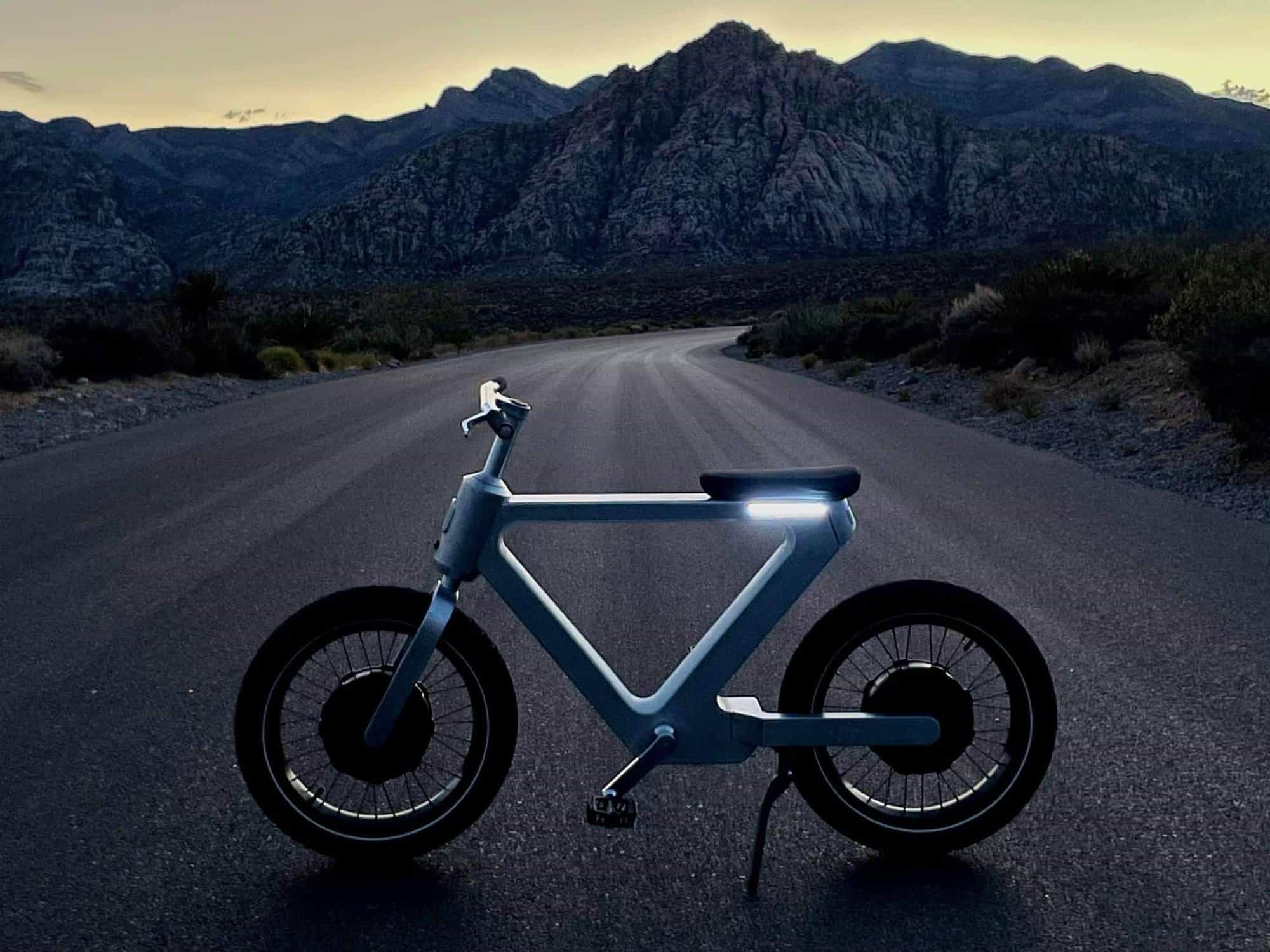 Bicicleta inteligente que anda sozinha é apresentada nos EUA
