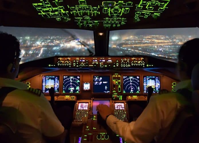 cabine-de-comando-aviao-pilotos-695x500