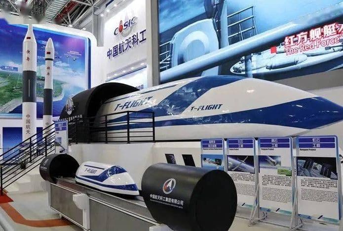 Sistema de transporte envolvendo um trem maglev de alta velocidade rodando em uma tubulação de baixo vácuo.