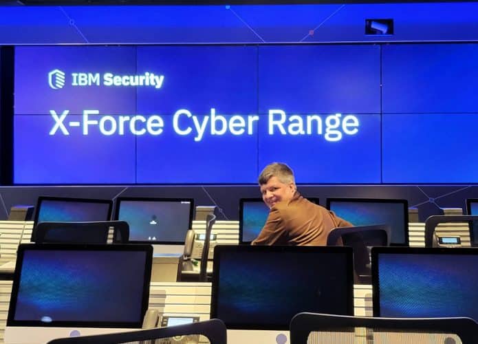 Nick Ellis na simulação de um ataque hacker no Cyber Range da IBM