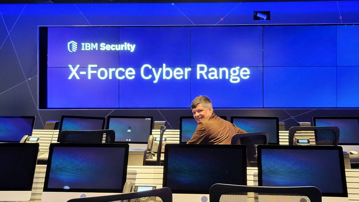 Nick Ellis na simulação de um ataque hacker no Cyber Range da IBM