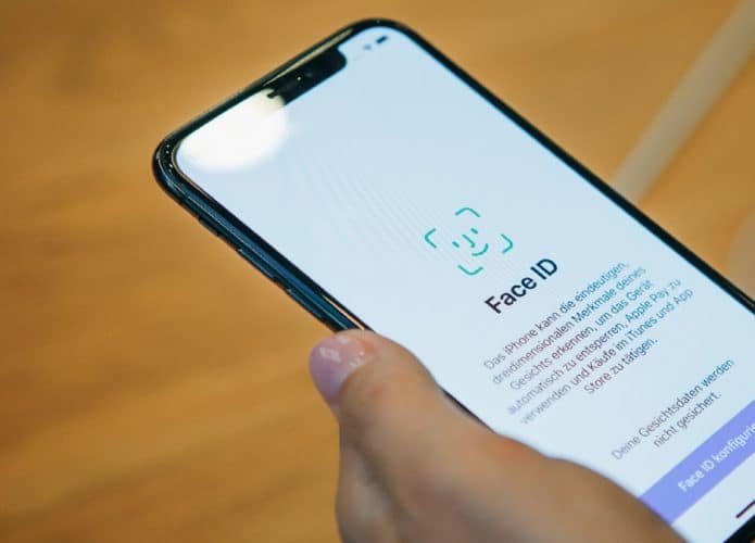 iPhone representando a troca do touch ID pelo Face ID.