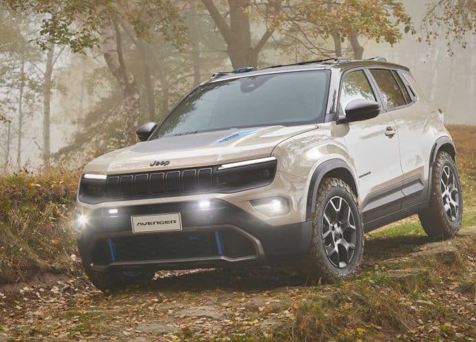 Jeep Avenger estacionado numa trilha de Terra