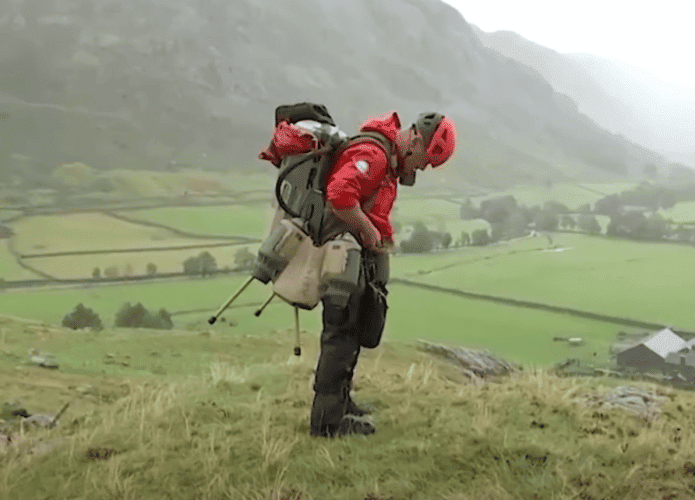 Paramédico testa jetpack em missão de resgate