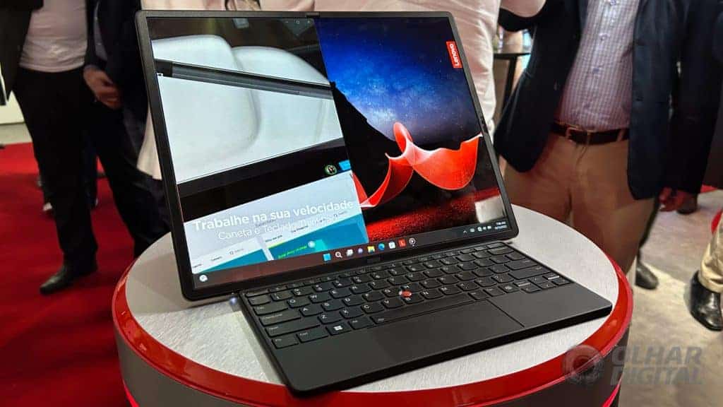 ThinkPad X1 Fold com tela desdobrada (Imagem: André Fogaça/Olhar Digital)