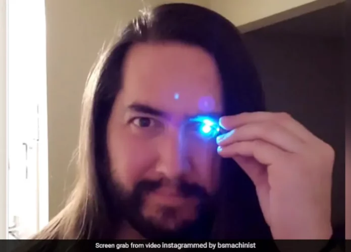 Engenheiro com lanterna no olho