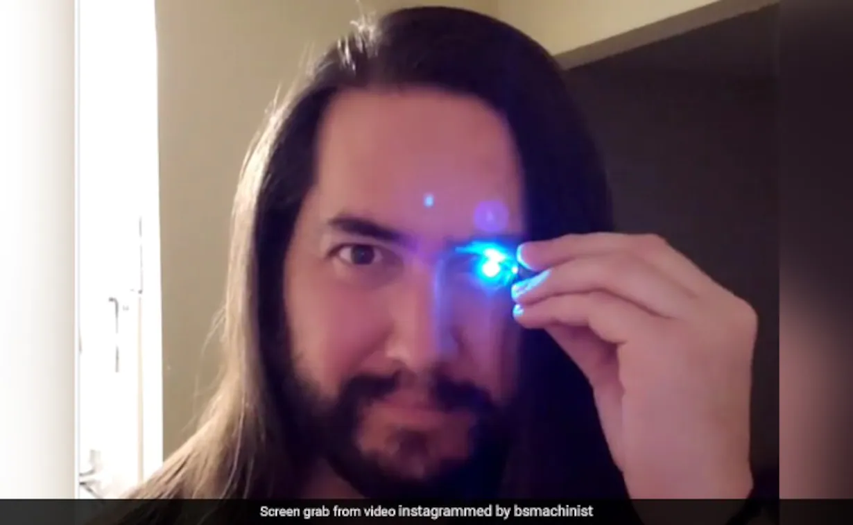 Lanterna no olho? Homem adota visual cyberpunk após doença