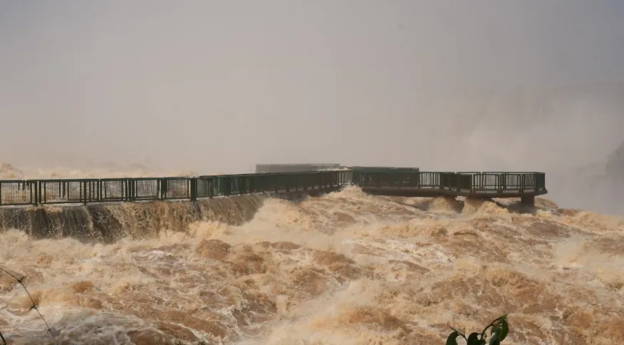 Impressionante: Cataratas do Iguaçu registram cheia histórica e plataforma é interditada