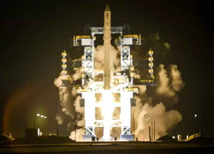 satélite militar russo sendo lançado