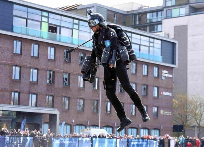 Gravity é especialista em criar traje voador