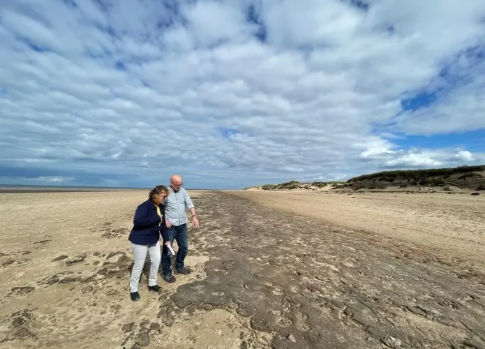 Pegadas encontradas na praia de Fomby, no Reino Unido