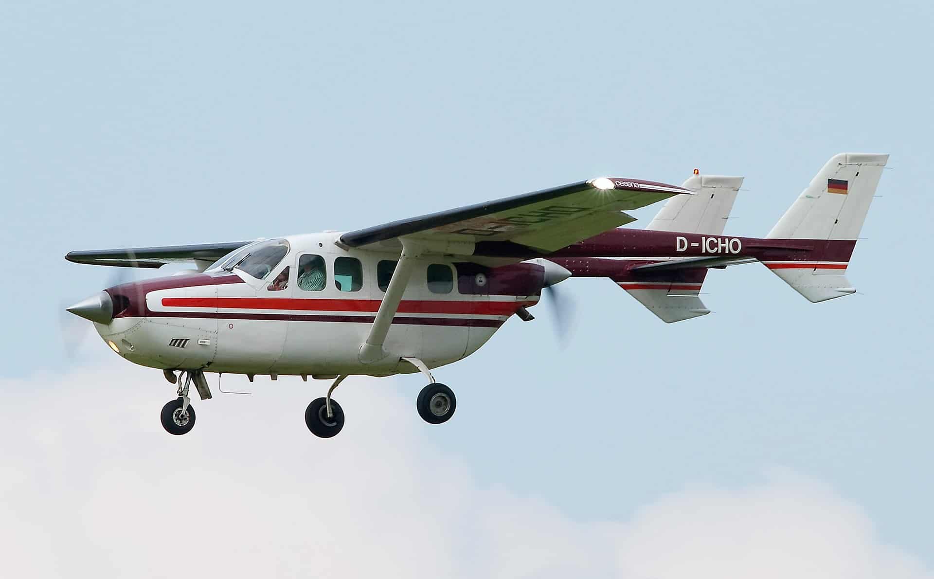 Cessna 337 (8735367365).jpg