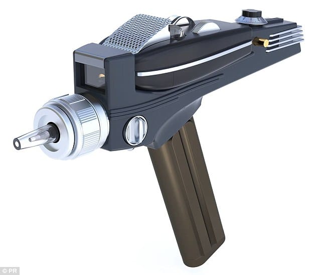 Retratado é um controle remoto baseado em Phasers famosos de Star Trek.  As forças militares ao redor do mundo há muito tempo estão interessadas em armas de energia desde pelo menos a década de 1980