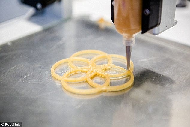 Food Ink afirma ser o primeiro restaurante de impressão em 3D do mundo, onde a comida, móveis e talheres são criados com a tecnologia.  A impressora 3D utilizada é feita por 'byFlow', e só pode processar materiais sob a forma de uma pasta (ilustrada)