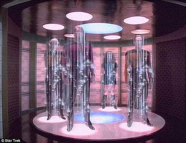 Originalmente concebido como um efeito visual barato para evitar a necessidade de sequências de aterragem de navios mais caras, a visão da tripulação da Enterprise que irradia para um planeta alienígena abaixo é talvez um dos espetáculos mais emblemáticos de Star Trek
