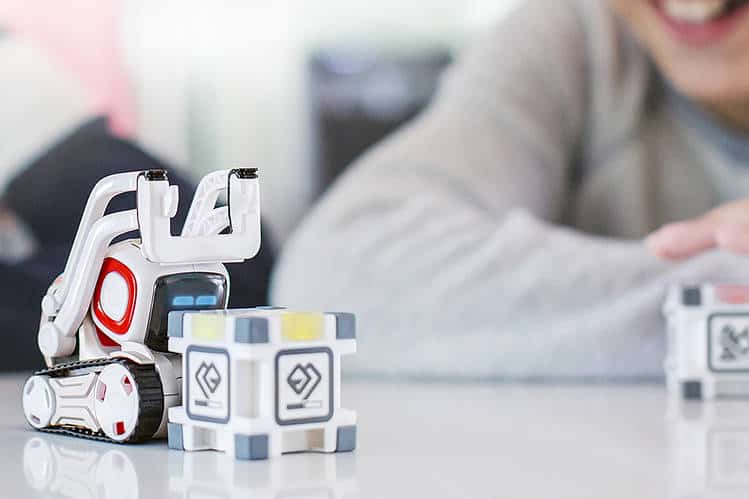 Cozmo usa um conjunto de blocos para jogar com os seres humanos.