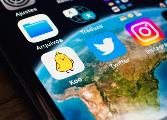 Close no ícone do aplicativo Koo num iPhone ao lado de ícones de outros aplicativos