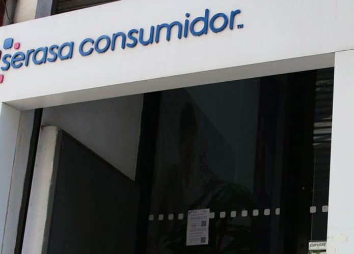 Fachada do Serasa com a porta fechada