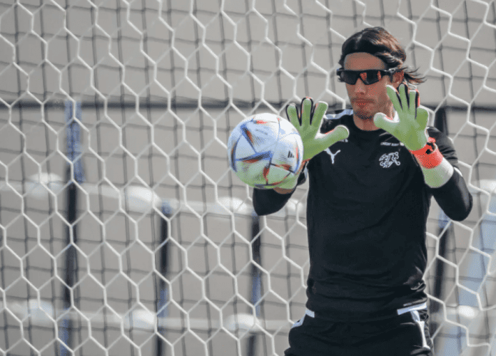 Goleiro-Suico-Oculos-695x500.png
