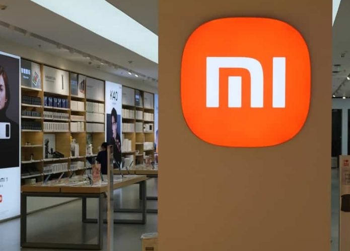 Placa com logomarca da Xiaomi na entrada de uma loja da marca