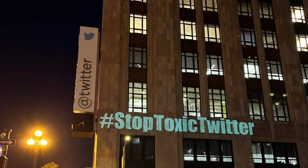 Protestos no prédio sede do Twitter em San Francisco contra onda de demissões