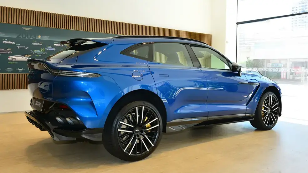 Aston Martin DBX 707.