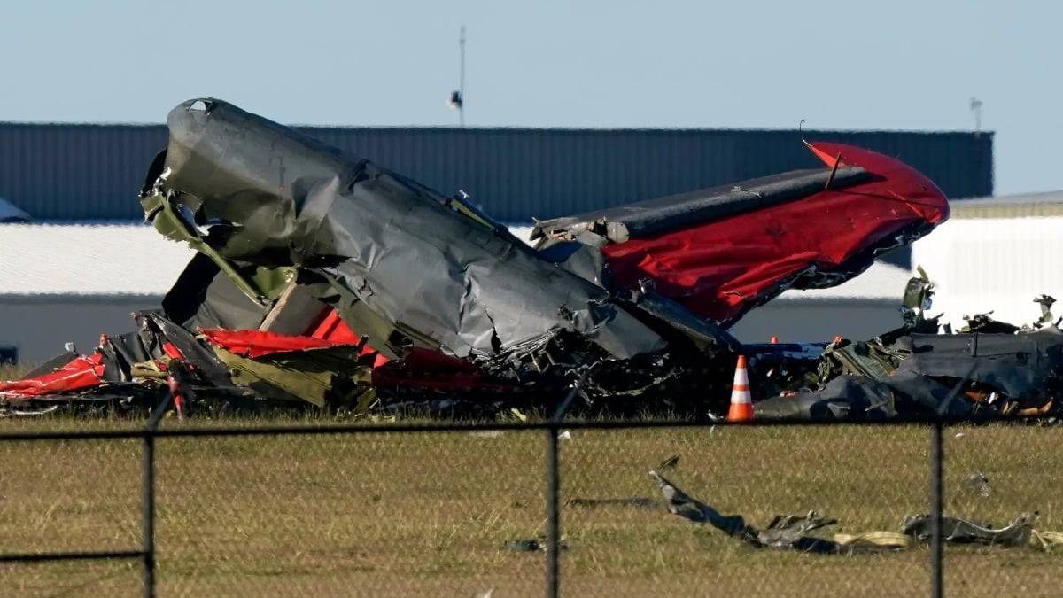 Aviões se chocam em show aéreo nos EUA