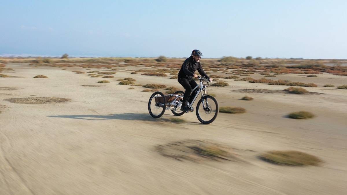 Bicicleta de três rodas com kit elétrico promete superar qualquer terreno