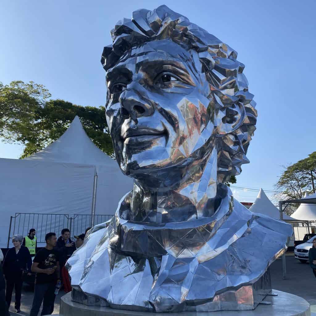 Busto de Ayrton Senna no autódromo de Interlagos.