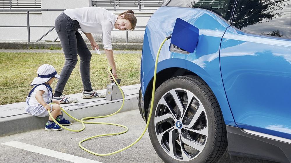 Sistema de carregamento para carros elétricos pode ser instalado no meio-fio