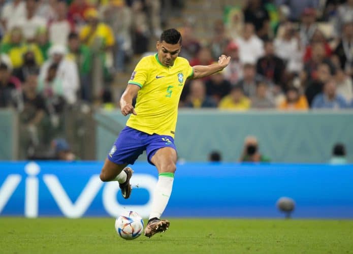 casemiro-arrisca-chute-no-brasil-x-servia-pela-copa-do-mundo-1669570743267_v2_1920x1279-695x500