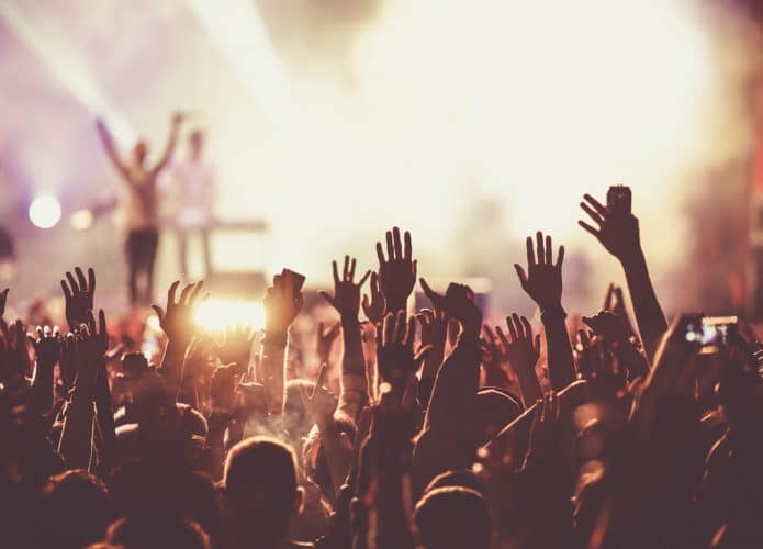 Pessoas em um festival