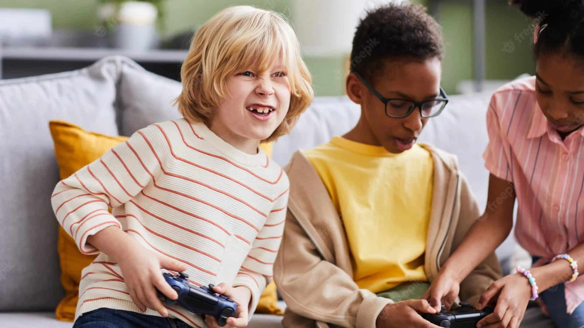 Crianças jogando videogame
