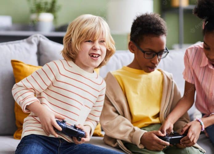 Crianças jogando videogame