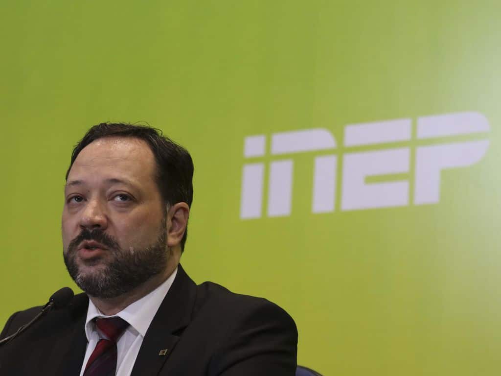 O presidente do Inep, Alexandre Lopes, sob um fundo verde com o nome da entidade