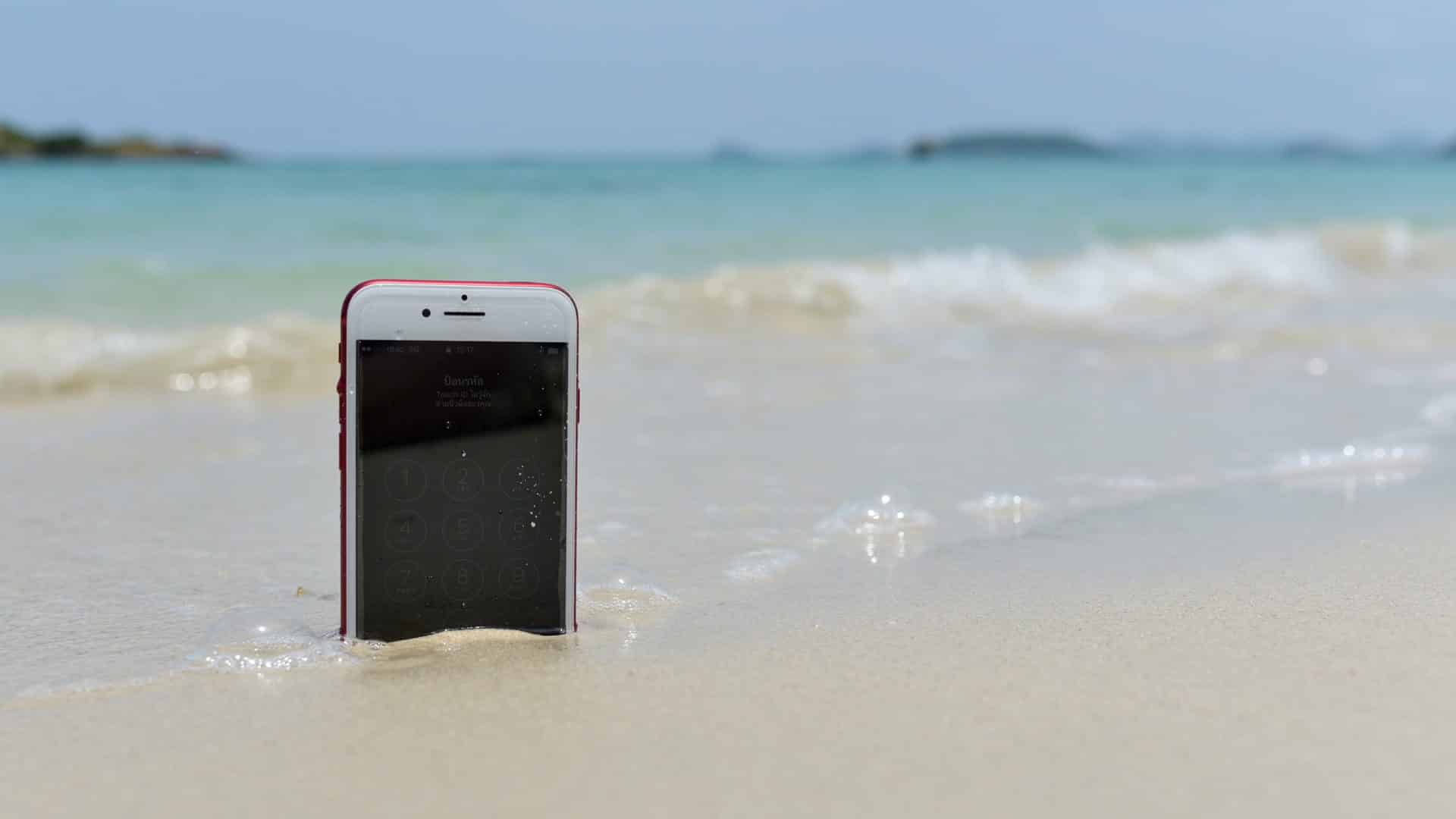 iPhone em uma praia