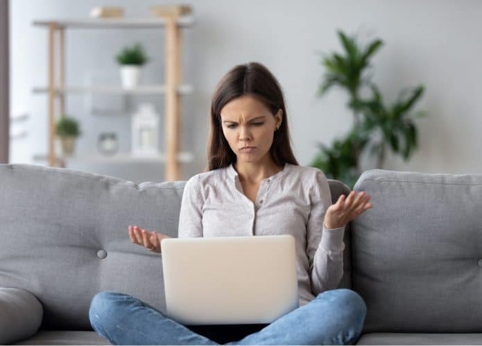 Mulher chateada no computador