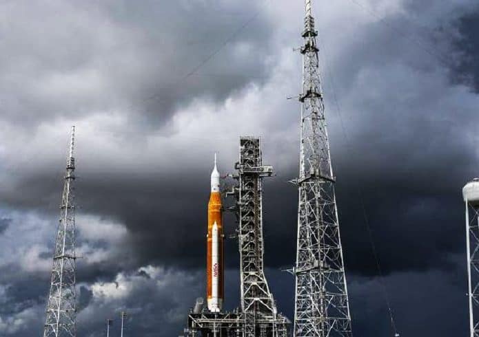 nasa-sls-furacao-nicole-695x490