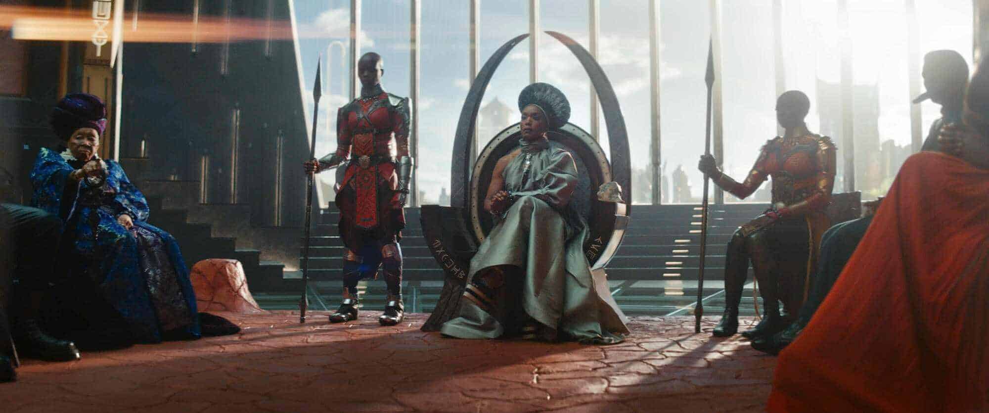 Da esquerda para a direita: Dorothy Steel como membro da tribo, Florence Kasumba como Ayo, Angela Bassett como Ramonda, Danai Gurira como Okoye em "Pantera Negra: Wakanda Forever"