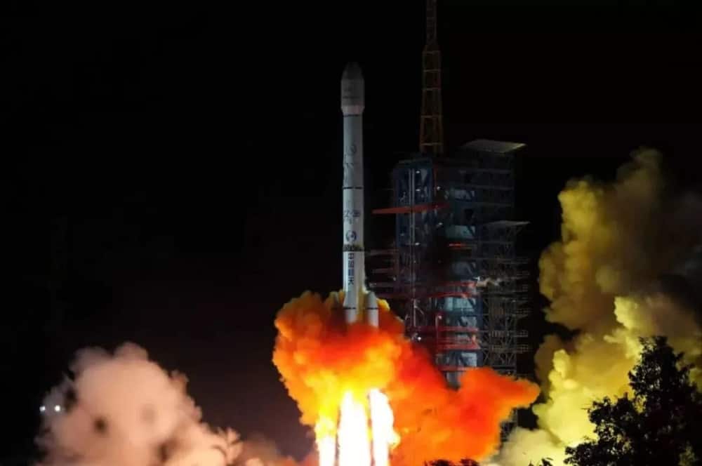 China lança com sucesso poderoso satélite de comunicações